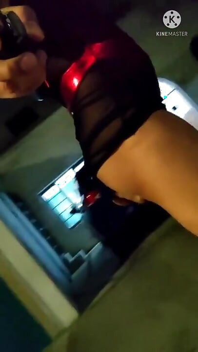 Maricas Crossdresser andando ao ar livre com um enorme vibrador dentro de sua bunda. Ela mal podia andar ...