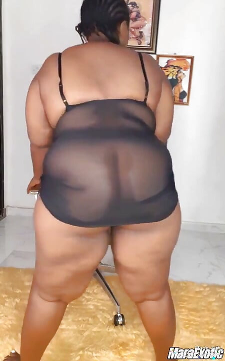 Şişman götlü orta yaşlı seksi kadın sandalyede mastürbasyon yapıyor |kırmızıda tam video