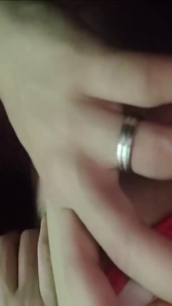 当女友等他的时候，我在她家前吞下他的精液 | 短片 1