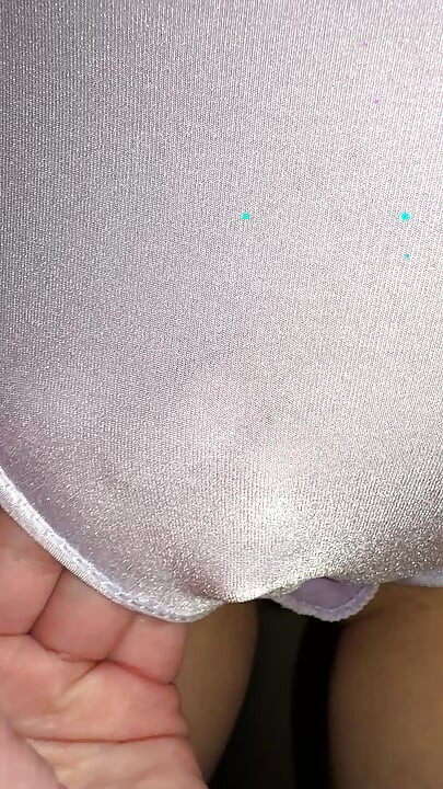 Η Ρωσίδα έβαλε τα εσώρουχά της μέσα προς τα έξω και τα λεκιάζει με κολπικές εκκρίσεις. Βρώμικα εσώρουχα και τριχωτά