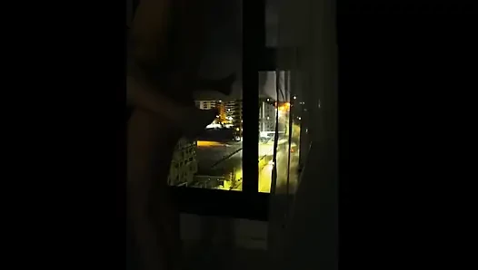 Otel penceresinin önünde sikiş ve emiyor