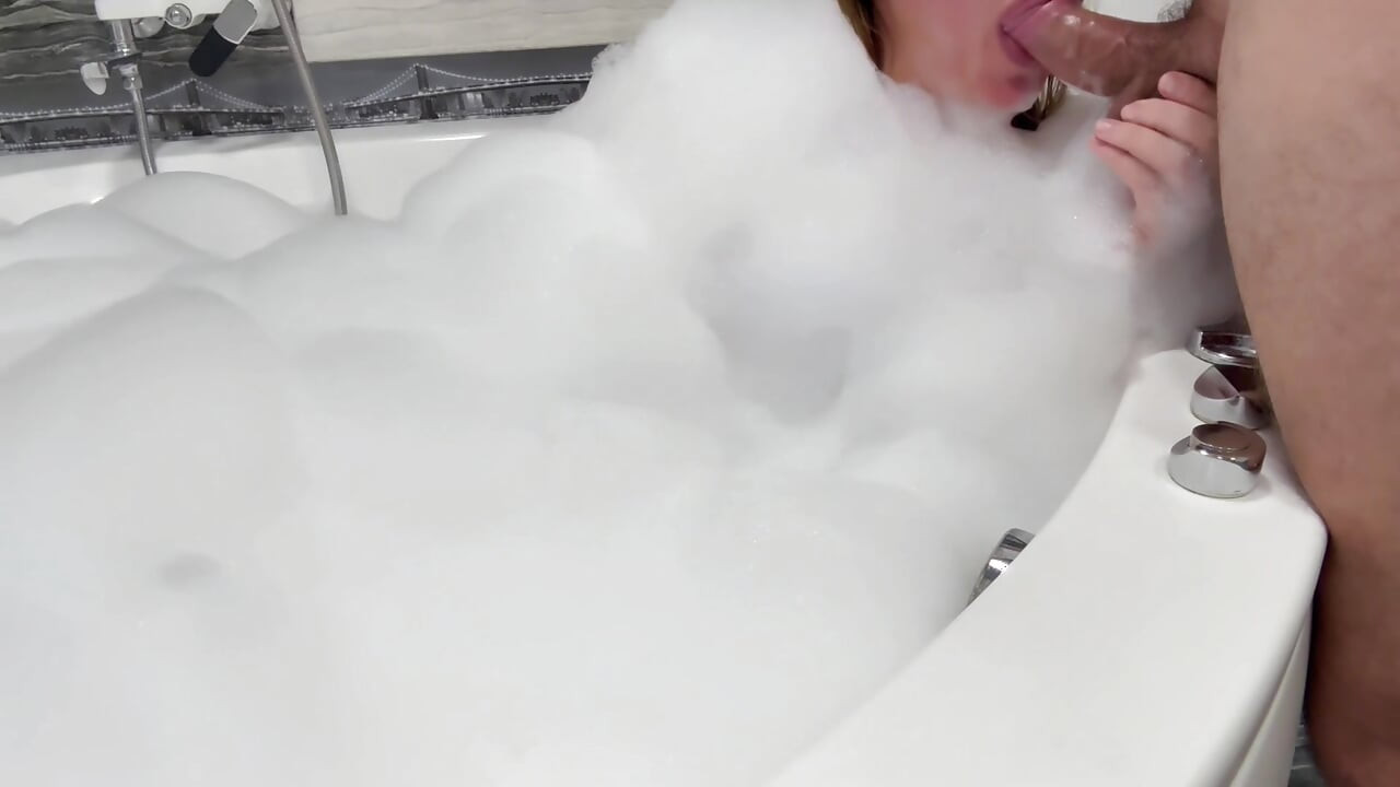 Fodida sogra lasciva em um banho de espuma, sexo russo com conversas