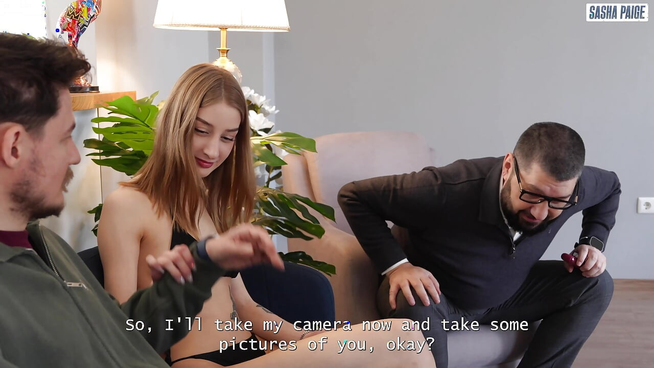 Soție tânără și atrăgătoare primește sex oral de doi tipi cu penisuri uriașe în fața iubitului ei cuckold!