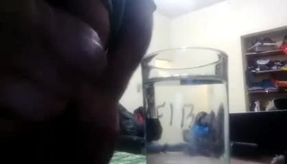 Latina chub se corre en un vaso