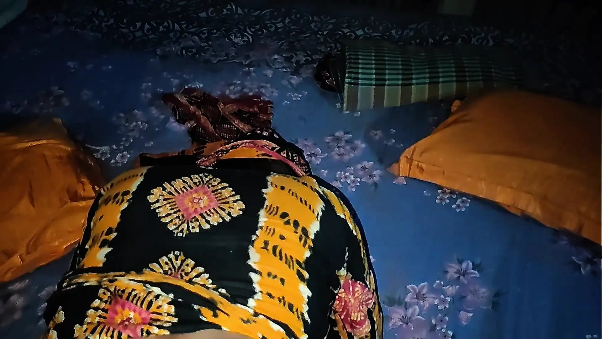 今晚她无法停止亲吻我