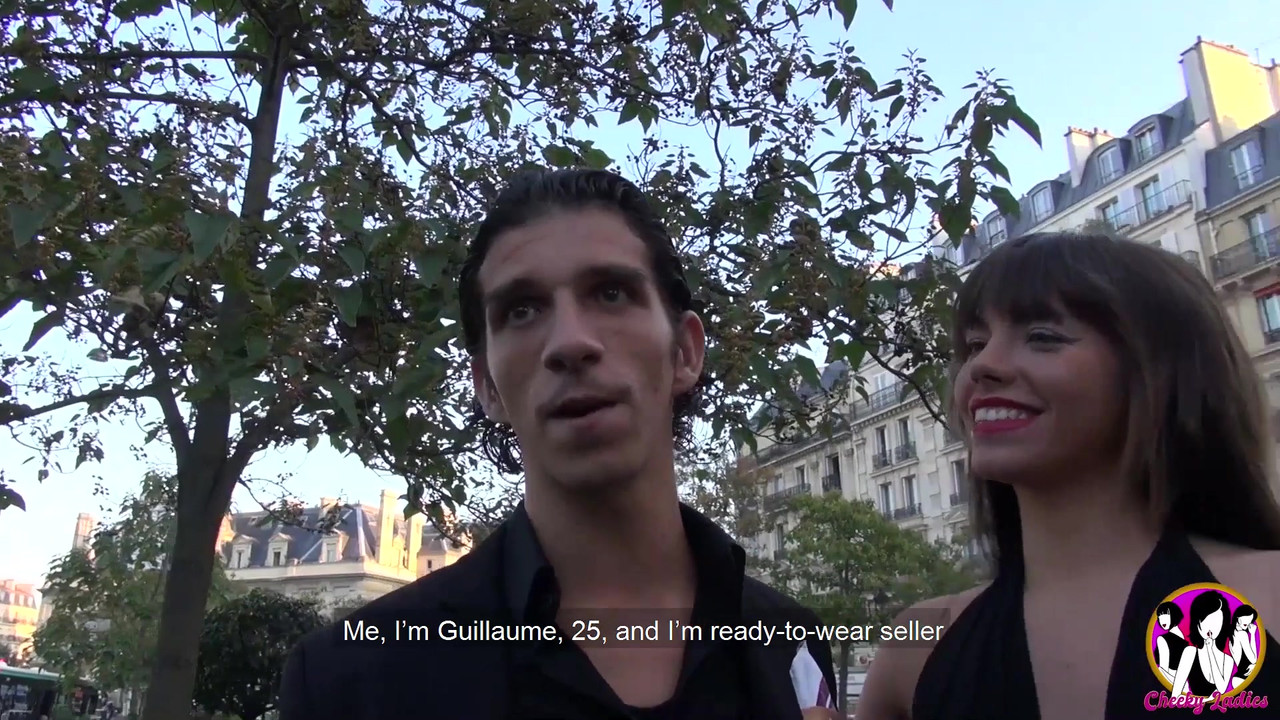 令人惊叹的黑发少女在森林里玩3P