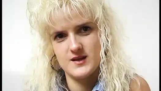 Blonde deutsche MILF im solo-akt