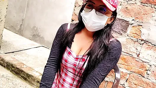 Entdeckung von vergnügen: Die stiefmutter Ã1/4ckt ihren stiefsohn mit ihrer Unterwäsche und beschließt, seinen Fantasien zu frönen.