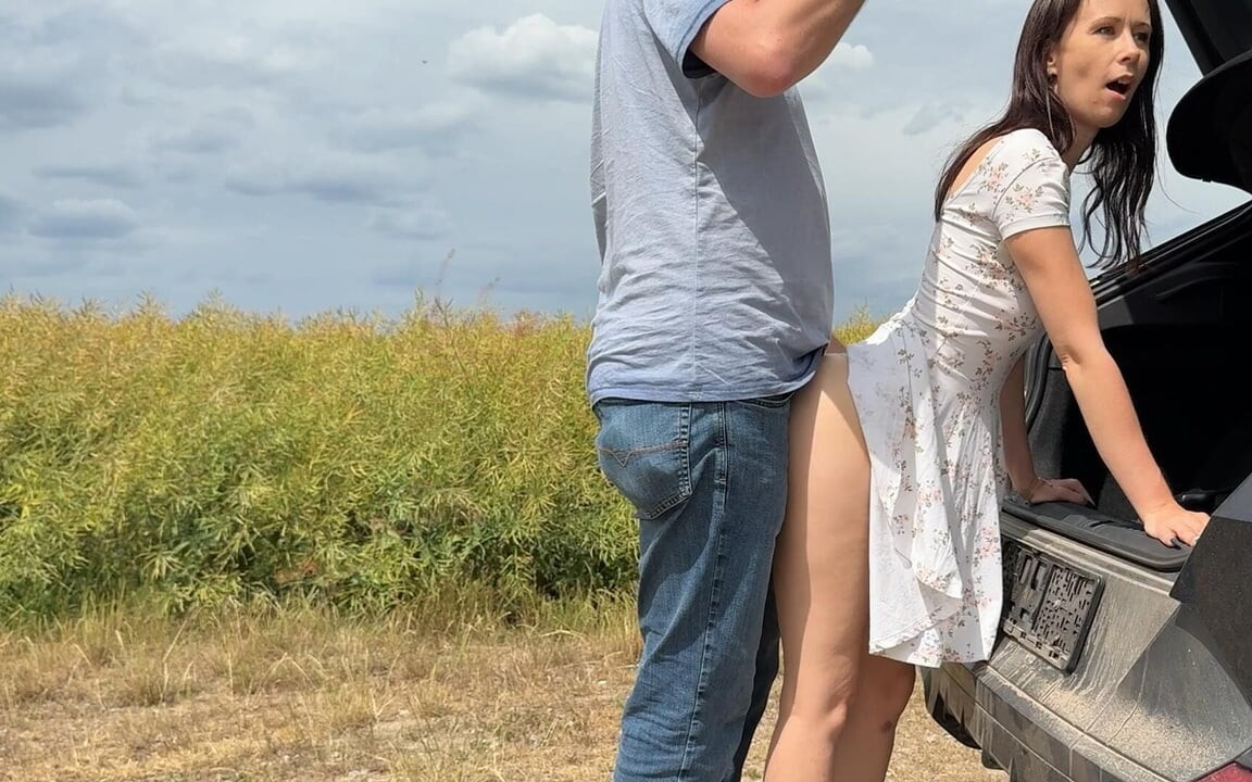 Lạc với xe hơi và đụ với creampie