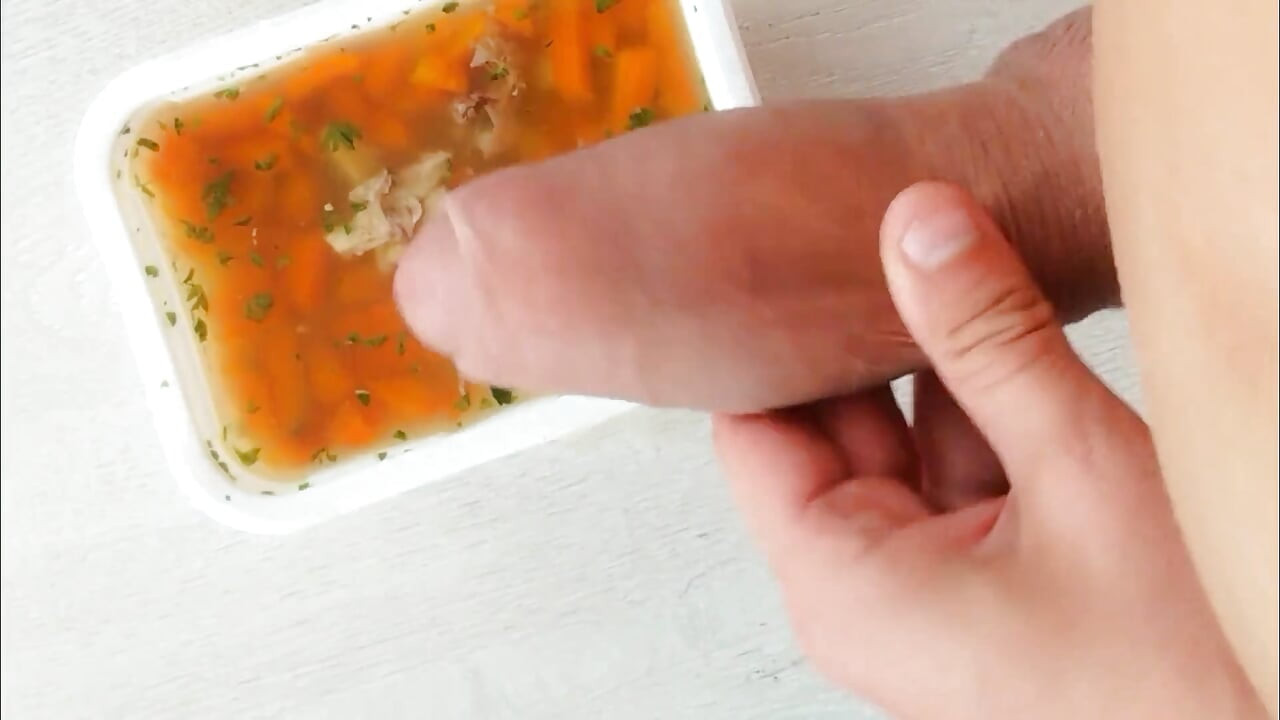 Soep met eigen sperma - smaak geven aan voedsel uit restaurant met eigen smaak en proeven