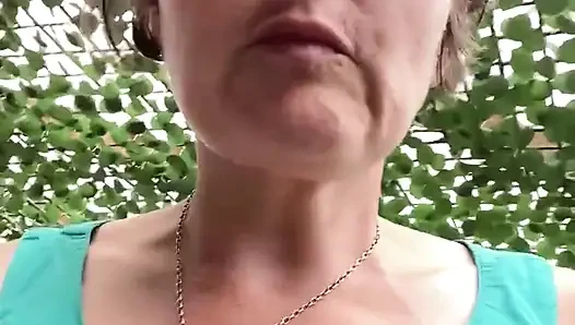 Nahaufnahme Pissen Aus Meiner Natürlichen Buschigen Muschi Und Wischt Danach. Amid Riesen Und Idole - Coffeeshop Edition
