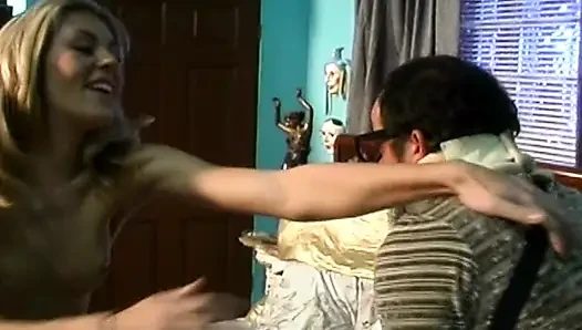 Cewek hot rambut pirang lagi asik ngentot memek beceknya pakai dildo ukuran XL