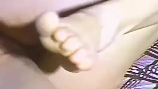 Пушистую киску трахают в любительском видео