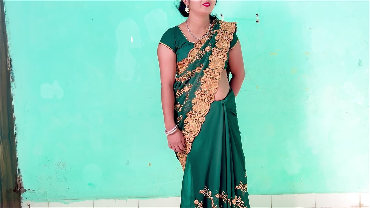 Chachi przygotowywała się do rynku i przekonałem ją do seksu, a następnie młody Bhatije uprawiał bolesny seks z Chachi Hindi Audio