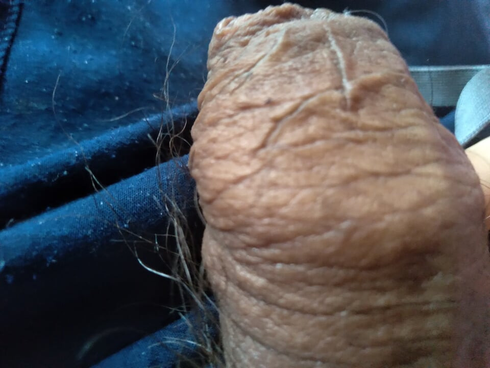 Un bărbat homosexual își apucă pula uriașă, erectă