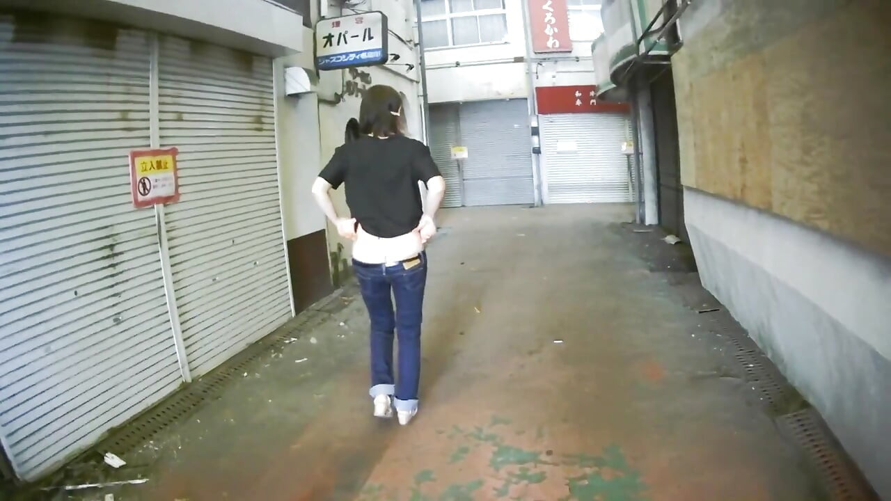 MILF in ultra low rise jeans outdoors..