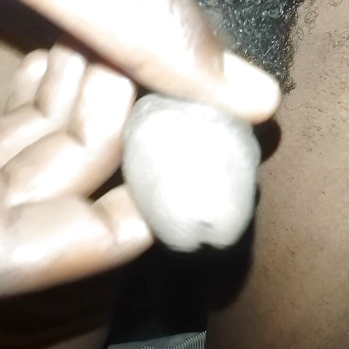 Zu Hause einsam nach dem Handjob auf der Toilette