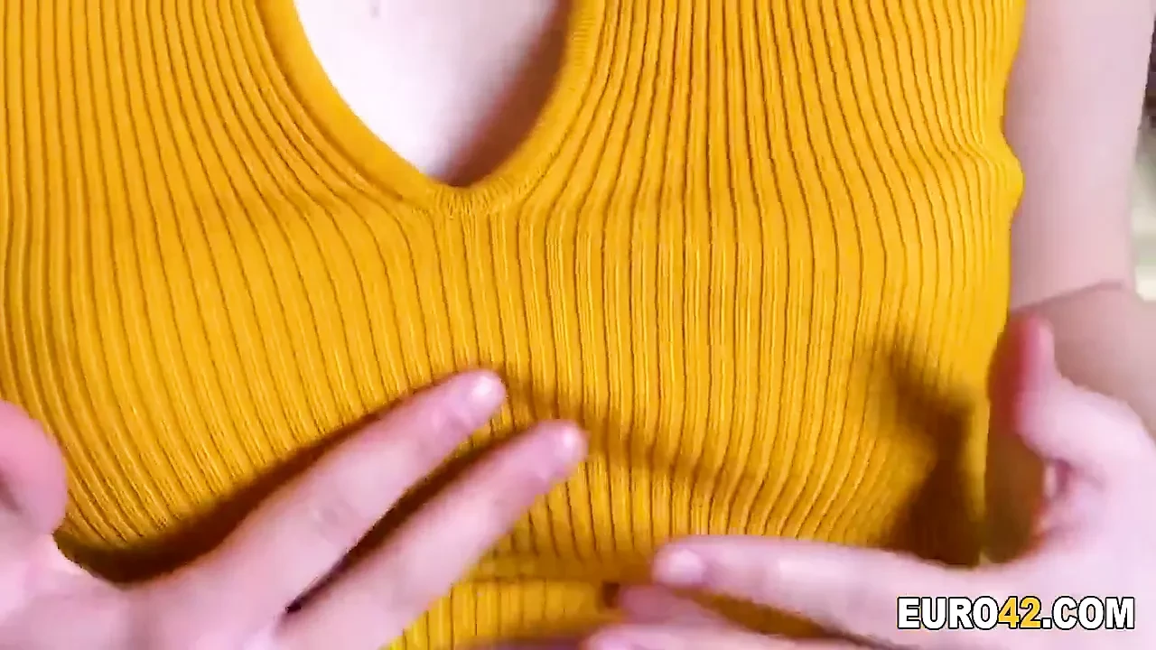 年轻的宝贝自己获得巨大的高潮