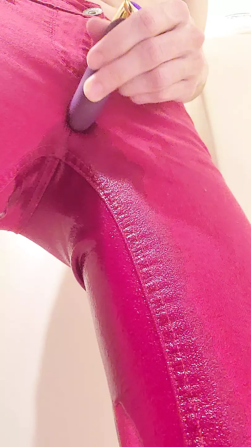 要求：自我撒尿和振动高潮