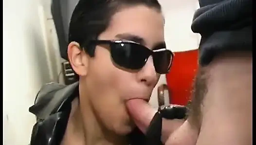 Çok heyecan verici çift anal penetrasyonlu vahşi bir üçlü