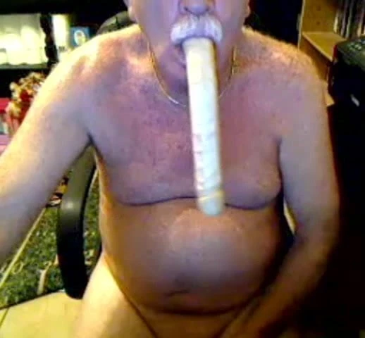 O padrasto mostra suas habilidades de garganta profunda na webcam