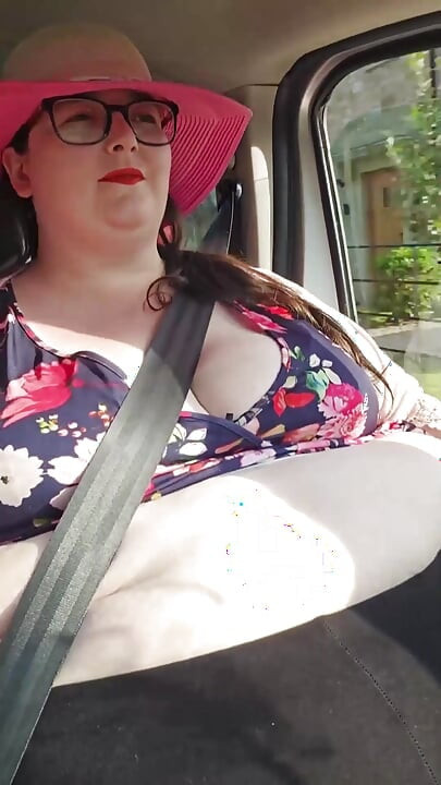 SSBBW σε παιχνίδι με κοιλιά αυτοκινήτου