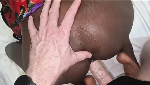 Lihat memek becek saudara tiri kulit hitamku yang mungil ini!