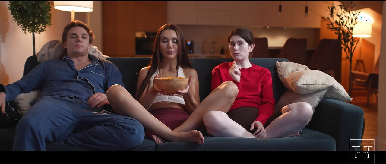 レズビアンのセックスをしていたのに、その男が目を覚ました...4K HDティムチーム