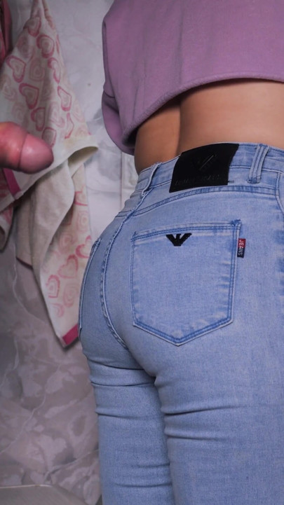 Sprøjter i min stuepiges SEXY røv med jeans på, mens hun vasker op i køkkenet (FREE USE) | Klip 1