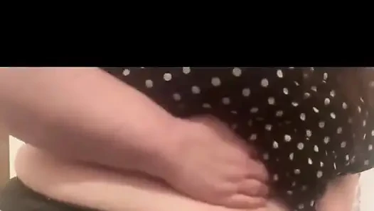 Pawg iri güzel kadın her şeyi saatlerce tuttuğu için tuvaleti tıkar: bir sürü osuruk ve tuvaleti veya yarasayı kullanarak sesi