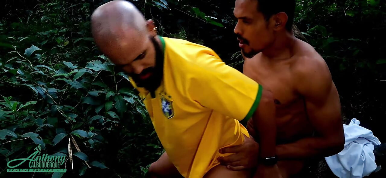 Twink care primește palmă cu pula și baie de spermă în parc trinha partea 02