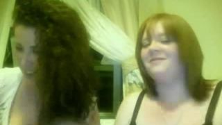 2 gilrs esfregando na webcam mostrando peitos