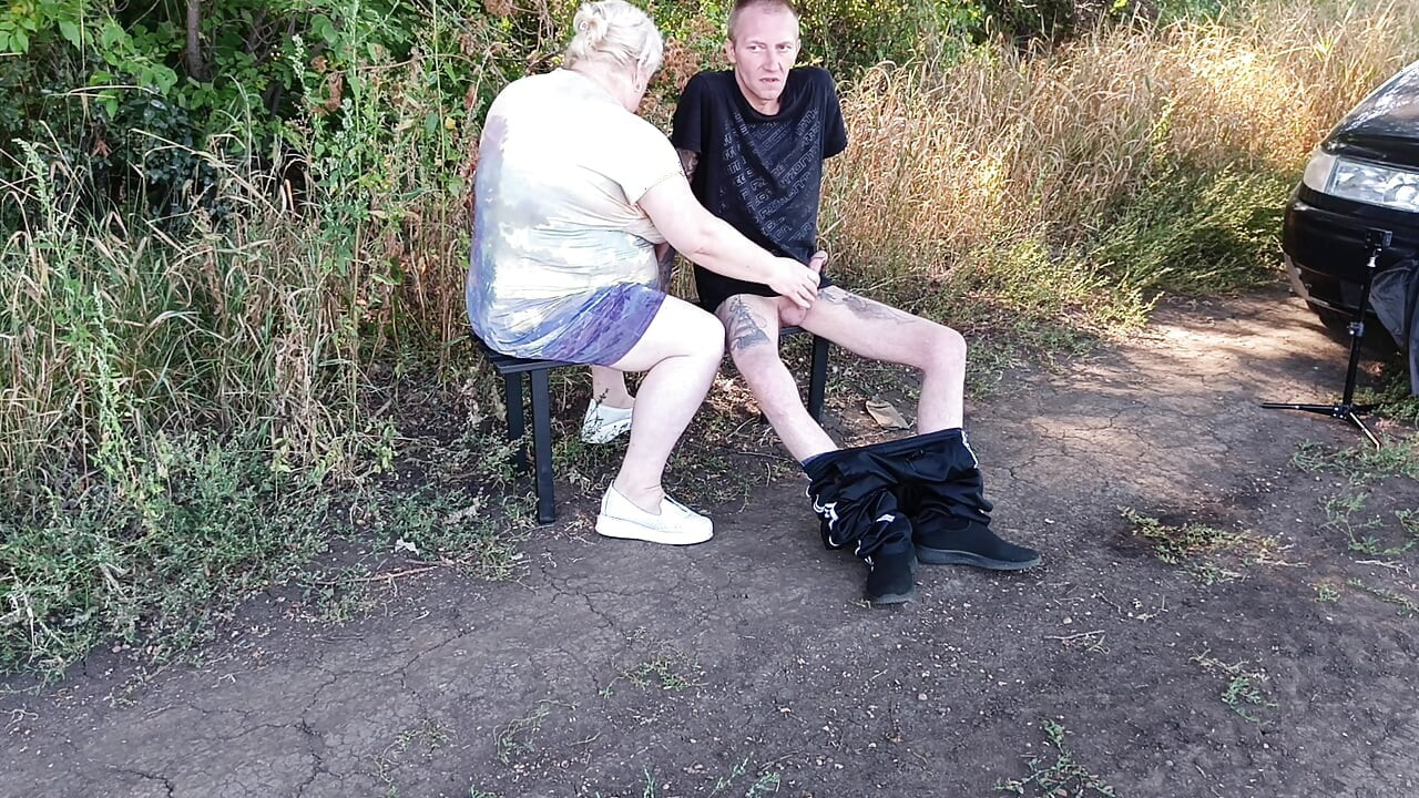 Susjed mi puši kurac u javnom parku na klupi dok ne svršim