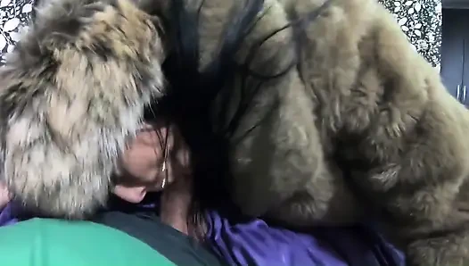 Das geschenk des chefs, tiefer blowjob, pelzmantelspiele und sperma auf meinen körper