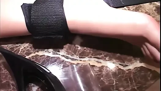 Cewek toket besar suka vibrator diikat di memek