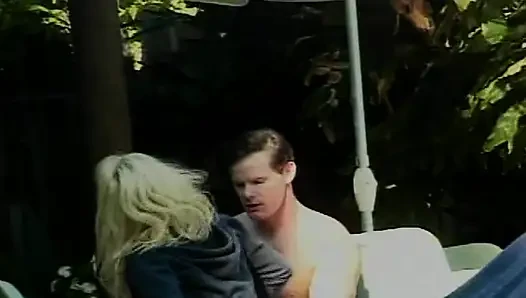 Klassische blonde MILF reitet großen schwanz im garten