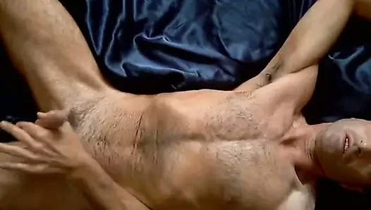 Olgun adam yüksek sesle kızlar için cumming.