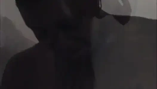 Siyah amcık tıraş olduktan sonra banyoda sikişiyor