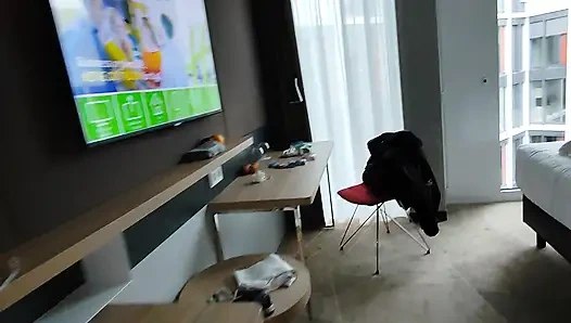 Sürtük evli kadın tatilde yatakta kahvaltı istiyor