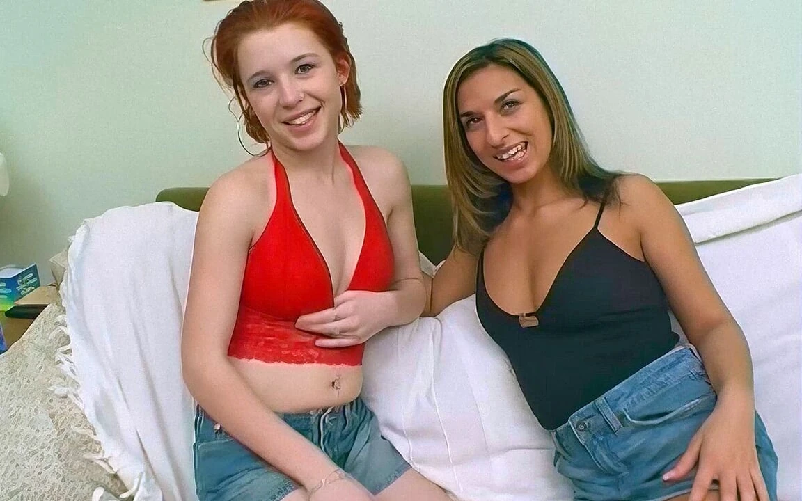 Sexy cuerpos de lesbianas bronceadas y aceitadas pálidas juntos