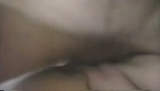 Dünnes blondes schätzchen zu explosivem orgasmus gefingert