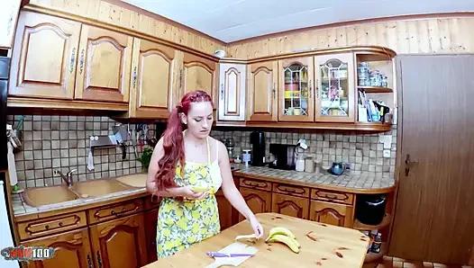 Sexspiele und tief anal in der küche mit der jungen latina ammy redhead