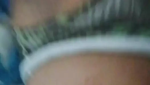 Cewek itu nyepong kontolku dengan senang hati