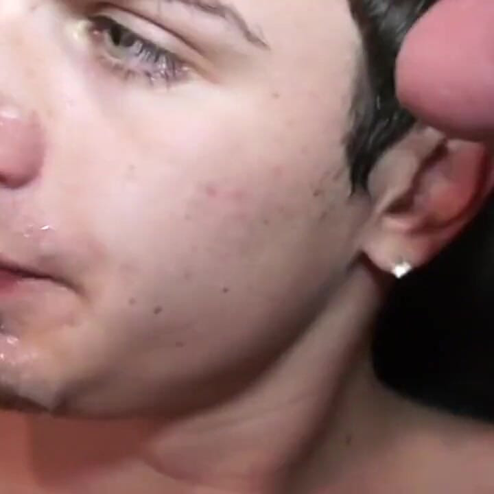 Bukkake amateur con twinks gay chupando todos sus amigos al semen