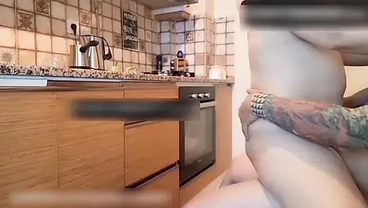 Blonde leggings, milf sun, sex in der küche