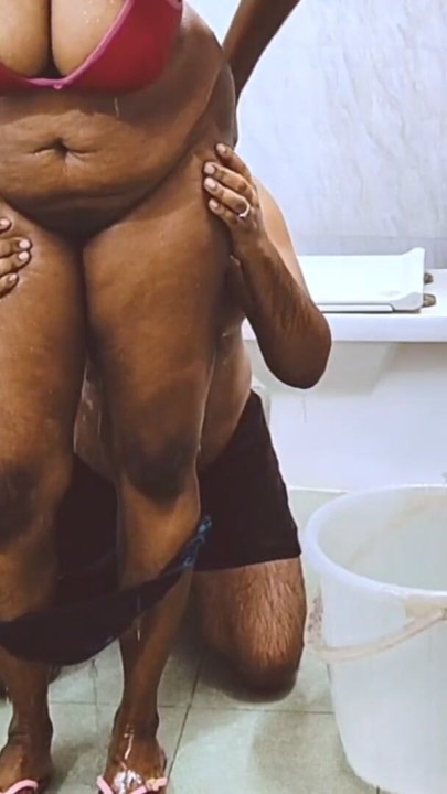 Indisk tamilsk jente i hotellbadet sex med rombetjent. | Klipp 1