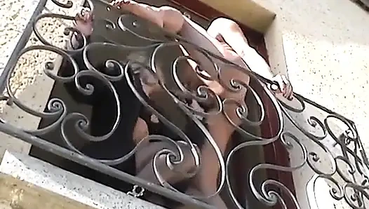 Bir çift evde sikişirken gözetleniyor