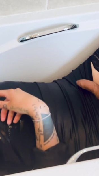 Tatuada gótica trans transexual meando en cuero y satén