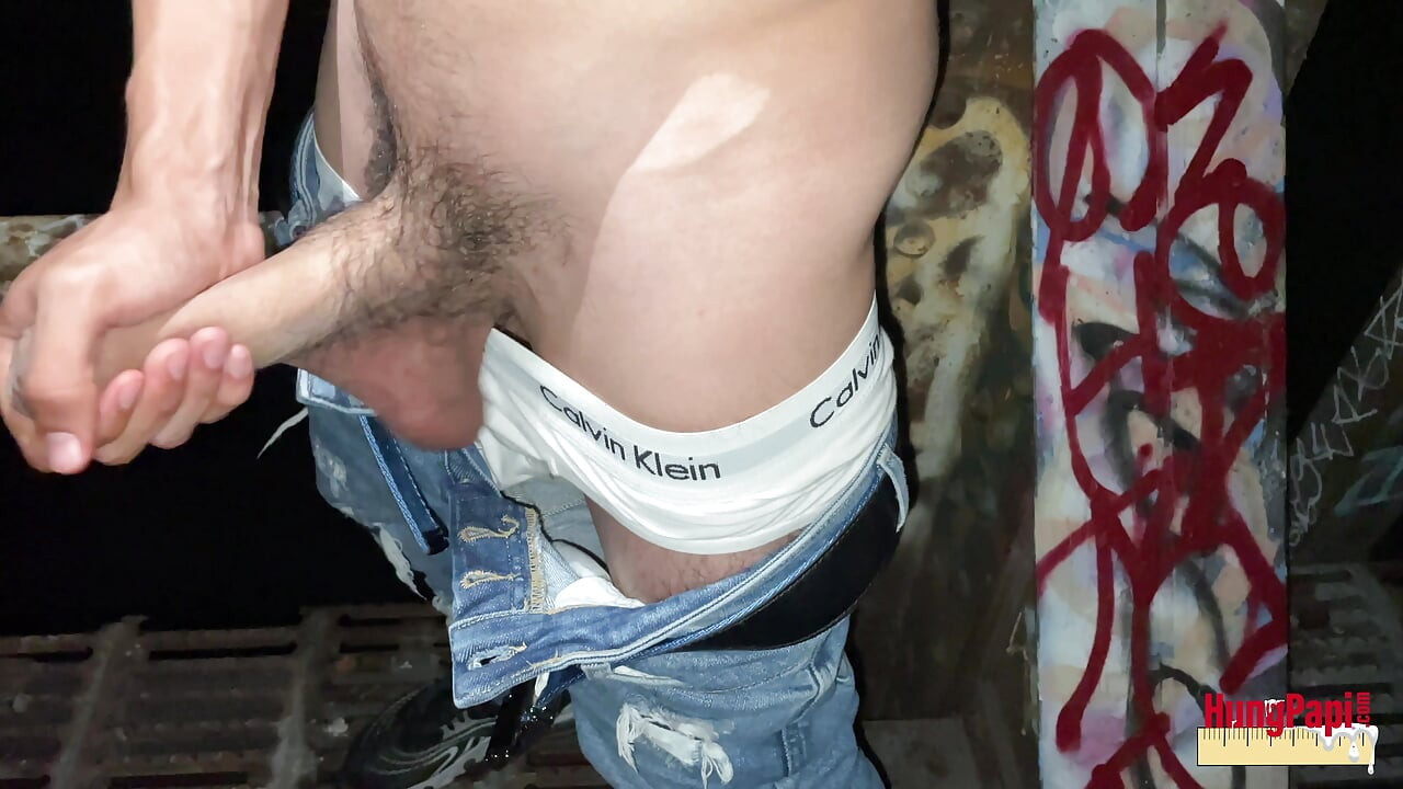 Grande pau gêmeo solo masturbando grande gozada ao ar livre pego masturbando Papi pendurado