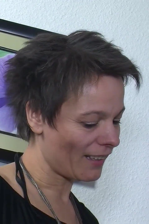 40岁以上的熟女狂野地骑乘老鸡巴